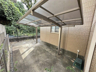 【その他共用部分】 | アルシオーネ新ゆり | 屋根付きの駐輪場があるので雨が降っても安心です☆自転車はちょっとした移動手段に便利ですよね！
