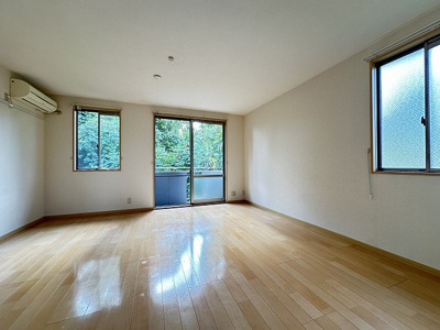 【洋室】 | アルシオーネ新ゆり | 南向き洋室15帖☆バルコニーに繋がる角部屋二面採光の広々としたお部屋です！エアコン付きで1年中快適に過ごせますね◎