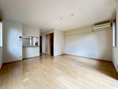 【寝室】 | アルシオーネ新ゆり | 南向き洋室15帖☆女性に人気のカウンターキッチン♪ウォークインクローゼットもあるのでお部屋がすっきり片付きます◎