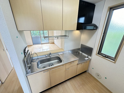 【キッチン】 | アルシオーネ新ゆり | 換気のできる窓のあるキッチンはガスコンロ設置可能☆場所を取るお鍋やお皿もたっぷり収納できてお料理がはかどります！