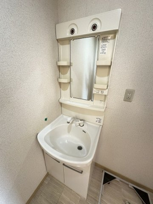 【洗面所】 | アルシオーネ新ゆり | 洗髪洗面化粧台で忙しい朝にも寝癖の付いた頭にも優しい☆お化粧するときにも大活躍です♪