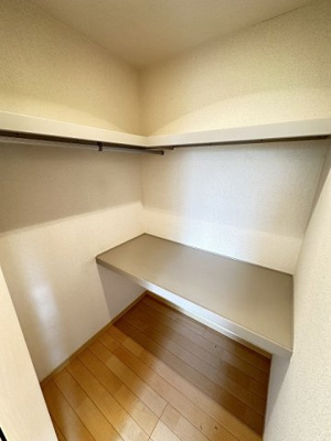 【収納】 | アルシオーネ新ゆり | 洋室15帖のお部屋にあるウォークインクローゼットです♪たっぷり収納できてお洋服や荷物が多くてもお部屋すっきり☆