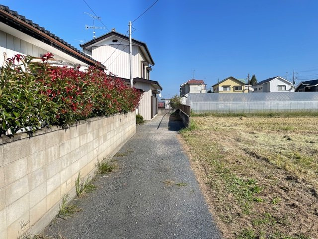 上里町大字金久保　中古の前面道路含む現地写真