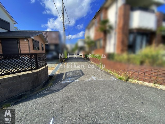 箕面市桜ヶ丘４丁目　中古戸建の前面道路含む現地写真