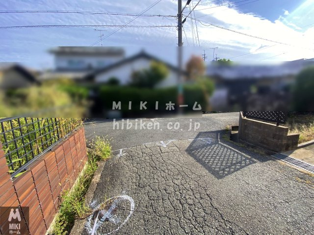 箕面市桜ヶ丘４丁目　中古戸建の前面道路含む現地写真