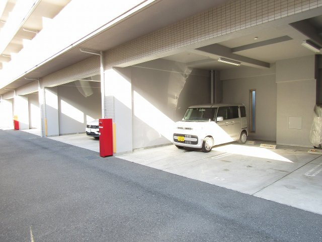 ヴェルドゥール茨木の駐車場