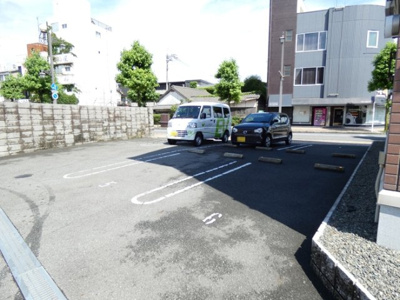 【駐車場】 | エミネンス | 駐車場に車を止められます