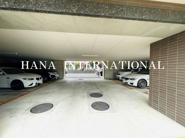 エムズ・ナセールの駐車場