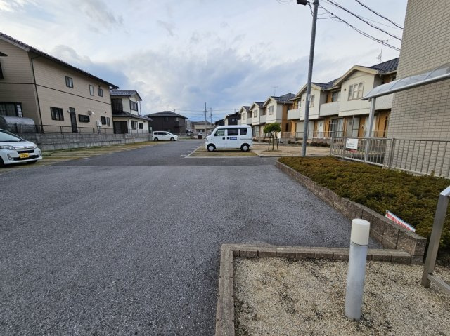 ミールⅢの駐車場|平面式のゆったりとしたとめやすい駐車場です。
