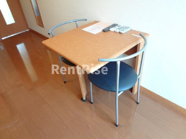 レオパレスＥＰ３のその他共用部分|折り畳みテーブルと椅子2脚