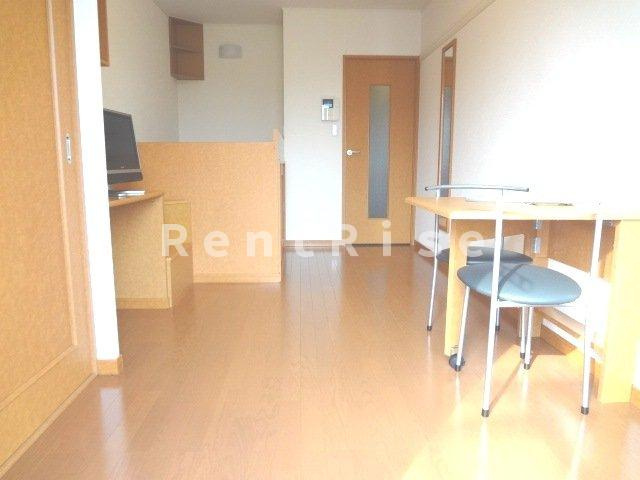 レオパレスレーヴⅠの居間・リビング|1Fはフローリング、2Fは絨毯張りです。