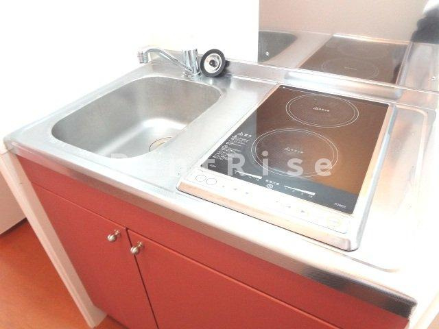 レオパレスレーヴⅠのキッチン|安心安全の電気コンロ、加熱力はばっちりのラジエントヒーター！