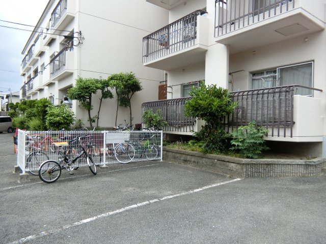 メゾン並木の駐車場