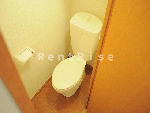 レオパレス純のトイレ|収納棚付きのキレイなトイレです。