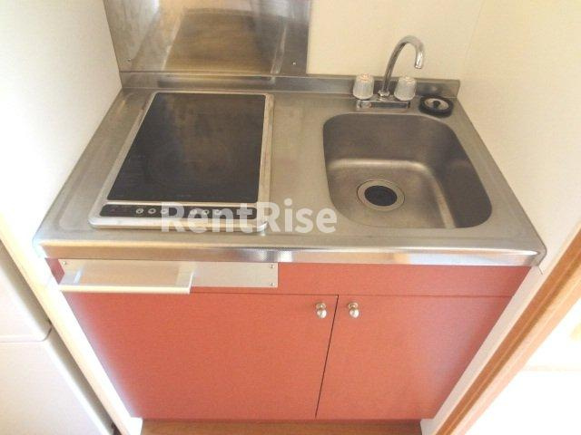 レオパレスフィレーツェのキッチン|安心安全の電気コンロ、加熱力はばっちりのラジエントヒーター！