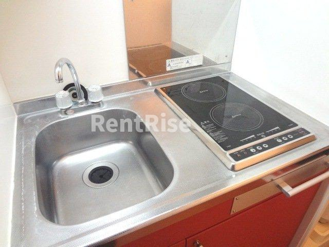 レオパレスシャンテのキッチン|安心安全な電気コンロ（仕様が異なる場合がございます。）