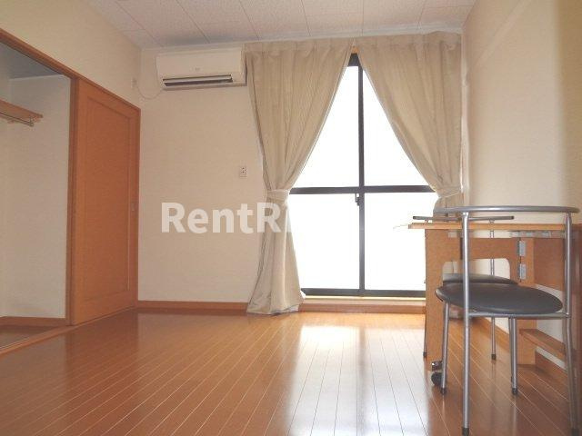 レオパレス寺東第１の居間・リビング|机は用途に合わせて折りたたみ可能！