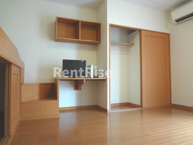 レオパレス寺東第１のその他共用部分|長いものもかけられるクローゼット付き！