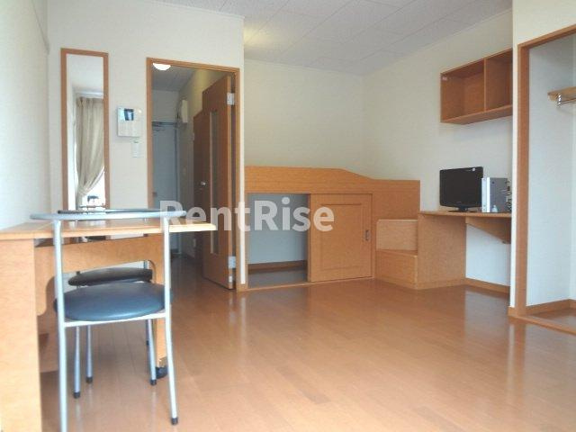 レオパレス寺東第１の寝室|姿見も付いている為、持ってくる必要なし！