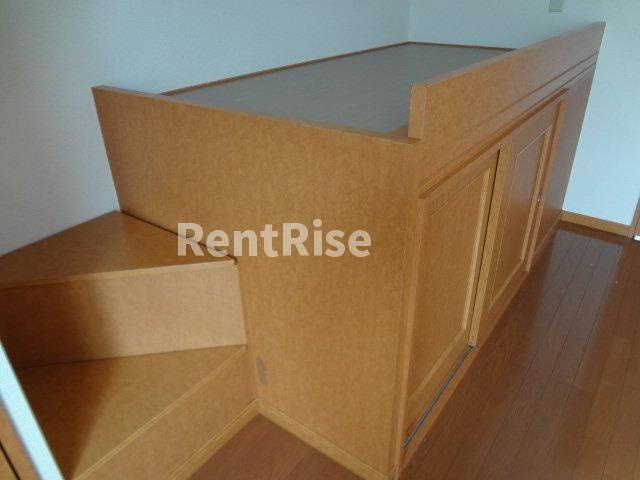 レオパレス三和Ⅱの収納|ベッドの下と階段は収納スペース