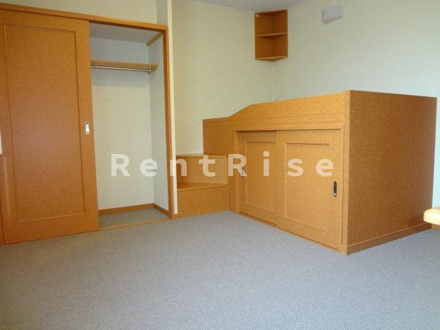 レオパレスフリージアの収納|ベッド下収納、クローゼット