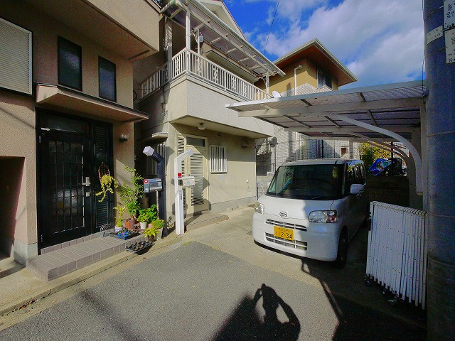 奈良市法蓮町戸建の駐車場|駐車場に車を止められます
