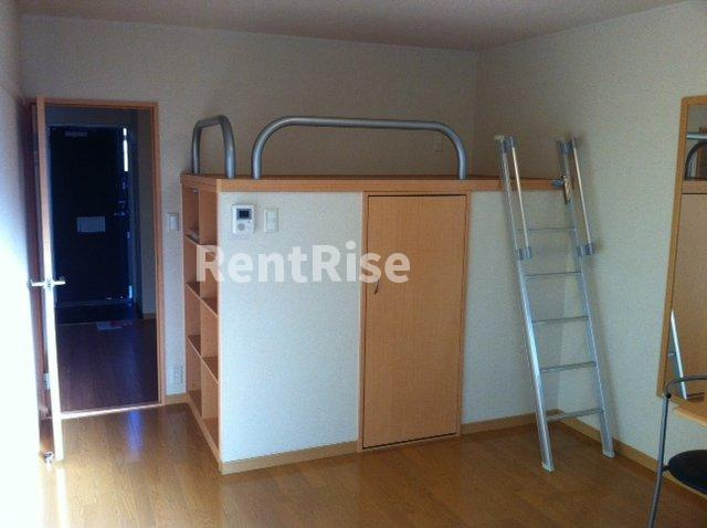 レオパレスフライハイトの玄関|ベッド下はウォークインクローゼット