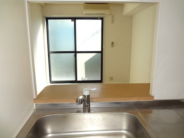 レオパレスＳＵＮ　ＳＨＩＮＥの寝室|対面キッチン