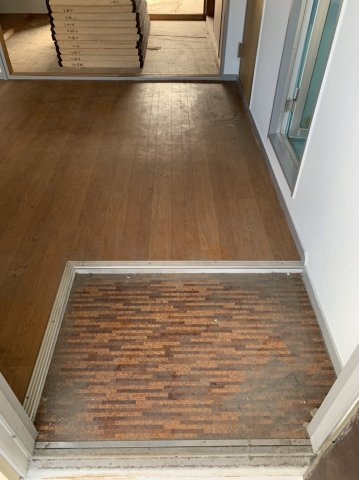 上中条ハイツの玄関