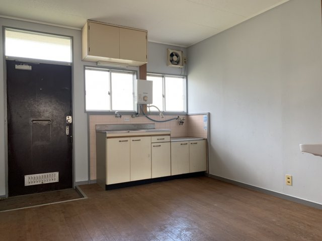 上中条ハイツの居間・リビング