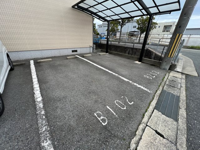メゾンソレイユB棟の駐車場