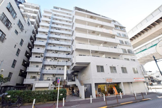 【外観】 | 青空によく映える建物です。手入れの行き届いた外壁やマンション正面エントランスなど、綺麗な姿をぜひ一度、現地にてご覧ください。～即日のご見学可能～　お問合せはお気軽にどうぞ。