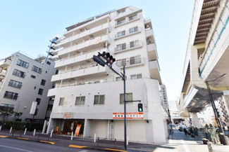 【外観】 | 周辺の建物に比べてひときわ大きなサイズのマンションです。大型コミュニティであることは、良いマンションの指標のひとつ。見ていると誇らしい気持ちになります。～即日のご見学可能～　お問合せはお気軽にどうぞ。