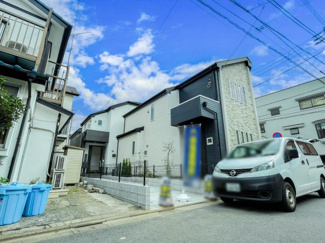 【前面道路含む現地写真】 | 玄関側（北西側）外観