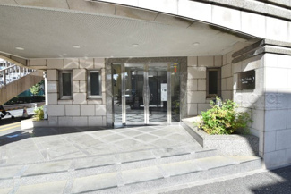 【エントランス】 | マンションの正面エントランス。出入りする人間を癒してくれるマンション入り口であり、その建物の「顔」でもあります。～即日のご見学可能～　お問合せはお気軽にどうぞ。