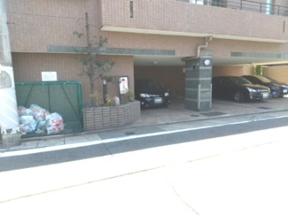 【その他共用部分】 | ◆1階の一部分が、駐車場スペースになっています
◆ゴミ置き場もマンション敷地内にあります♪