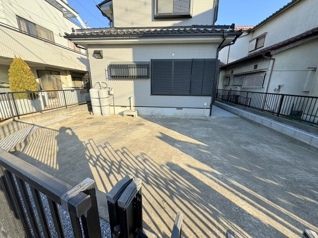 三郷市新和3丁目　中古戸建の駐車場|駐車スペースはゆとりがあります。