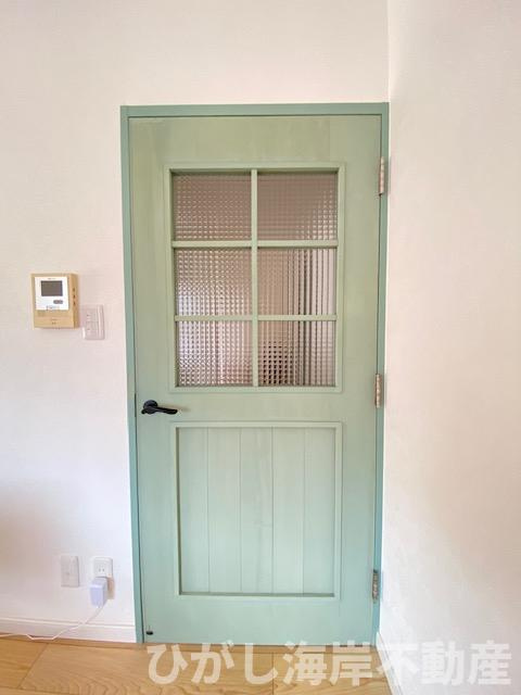 サンビーチ平塚1号棟の設備|カルフォルニア風のドア