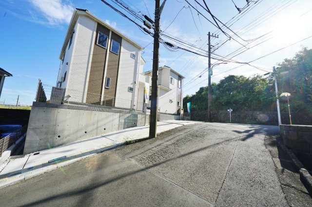 【横浜市保土ヶ谷区岡沢町270-2全２棟新築戸建て１棟】★仲介手数料無料★（三ッ沢小学校・松本中学校）の前面道路含む現地写真