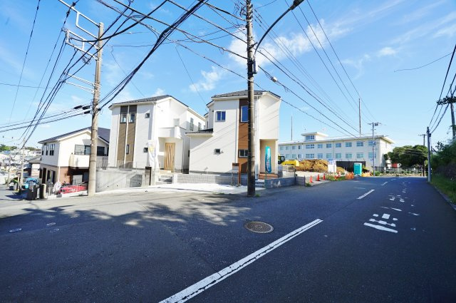 【横浜市保土ヶ谷区岡沢町270-2全２棟新築戸建て１棟】★仲介手数料無料★（三ッ沢小学校・松本中学校）の前面道路含む現地写真