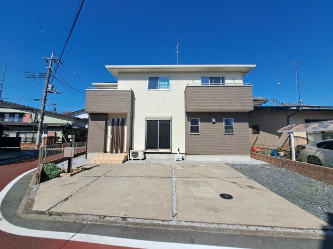 高崎市新町　中古2300の外観|隣地との距離も保ちながらも綺麗な街並みに溶け込みました！
駐車スペースやお庭も十分に確保しています！