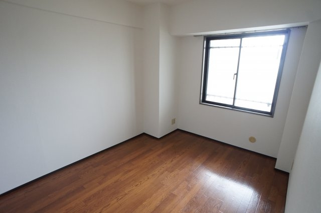 クレストヒル中野木の洋室|落ち着いた色調の洋室です