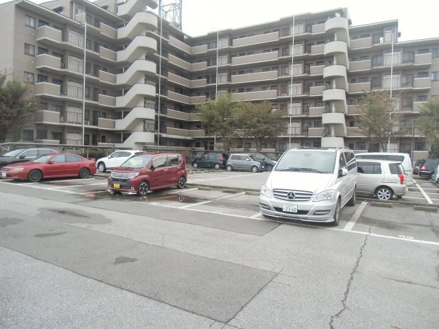 クレストヒル中野木の駐車場