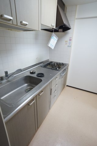 クレストヒル中野木のキッチン|３口コンロシステムキッチンはグリル付きですよ