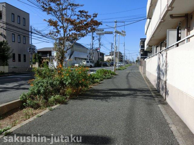 幕張本郷４丁目　中古戸建の前面道路含む現地写真|幕張本郷４丁目　中古戸建　総床面積３７．２坪　南西側18m公道面（歩道あり）