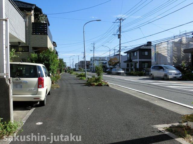 幕張本郷４丁目　中古戸建の前面道路含む現地写真|幕張本郷４丁目　中古戸建　総床面積３７．２坪　南西側18m公道面（歩道あり）