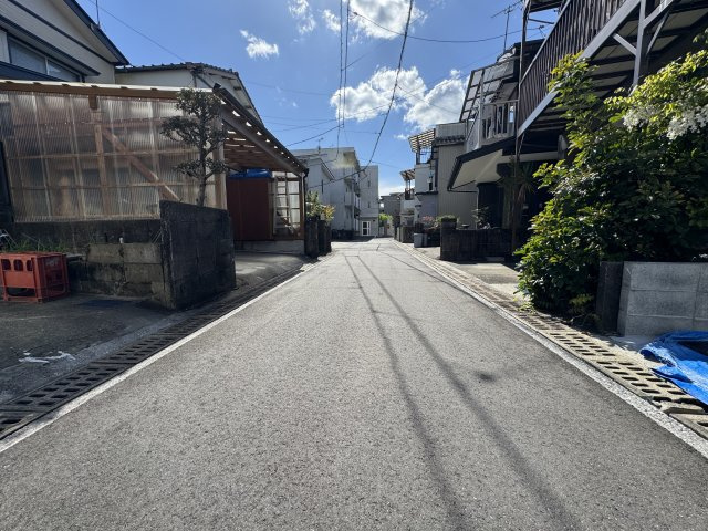 高知市薊野西町2丁目の前面道路含む現地写真|西向きを撮影。本物件は画面右側です。