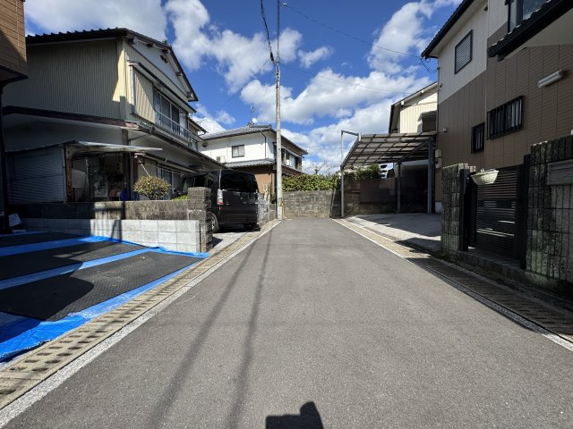 高知市薊野西町2丁目の前面道路含む現地写真|東向きを撮影。本物件は画面左側です。