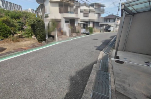 大阪狭山市今熊３丁目の中古一戸建の前面道路含む現地写真