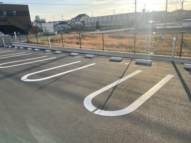 シーズンテラス勝原の駐車場